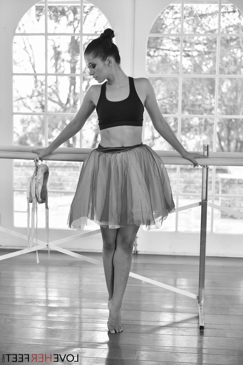 19P Die sexy Ballerina Izzy Bell gibt einen tollen Footjob und reitet ihren Lehrer