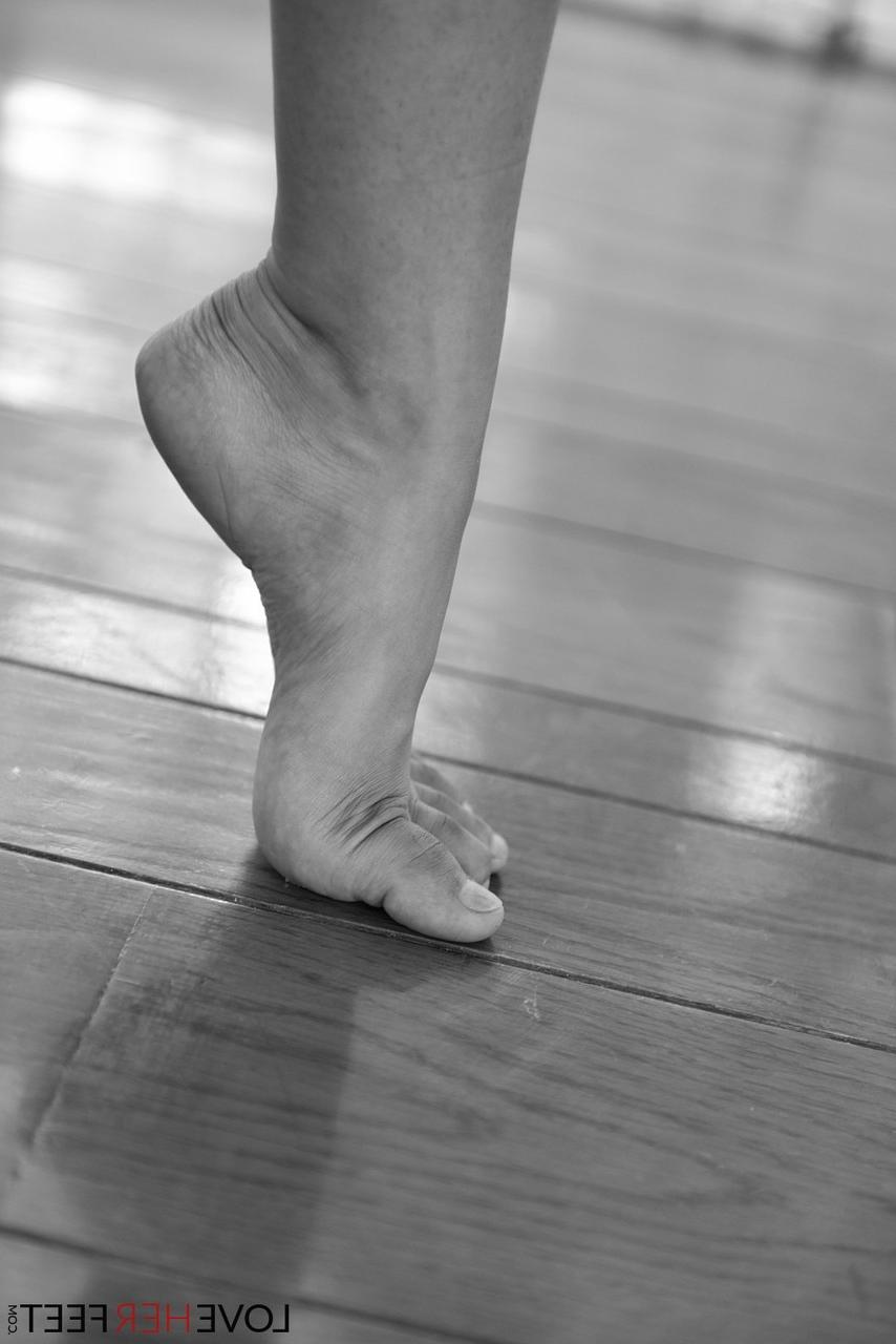 19P Die sexy Ballerina Izzy Bell gibt einen tollen Footjob und reitet ihren Lehrer