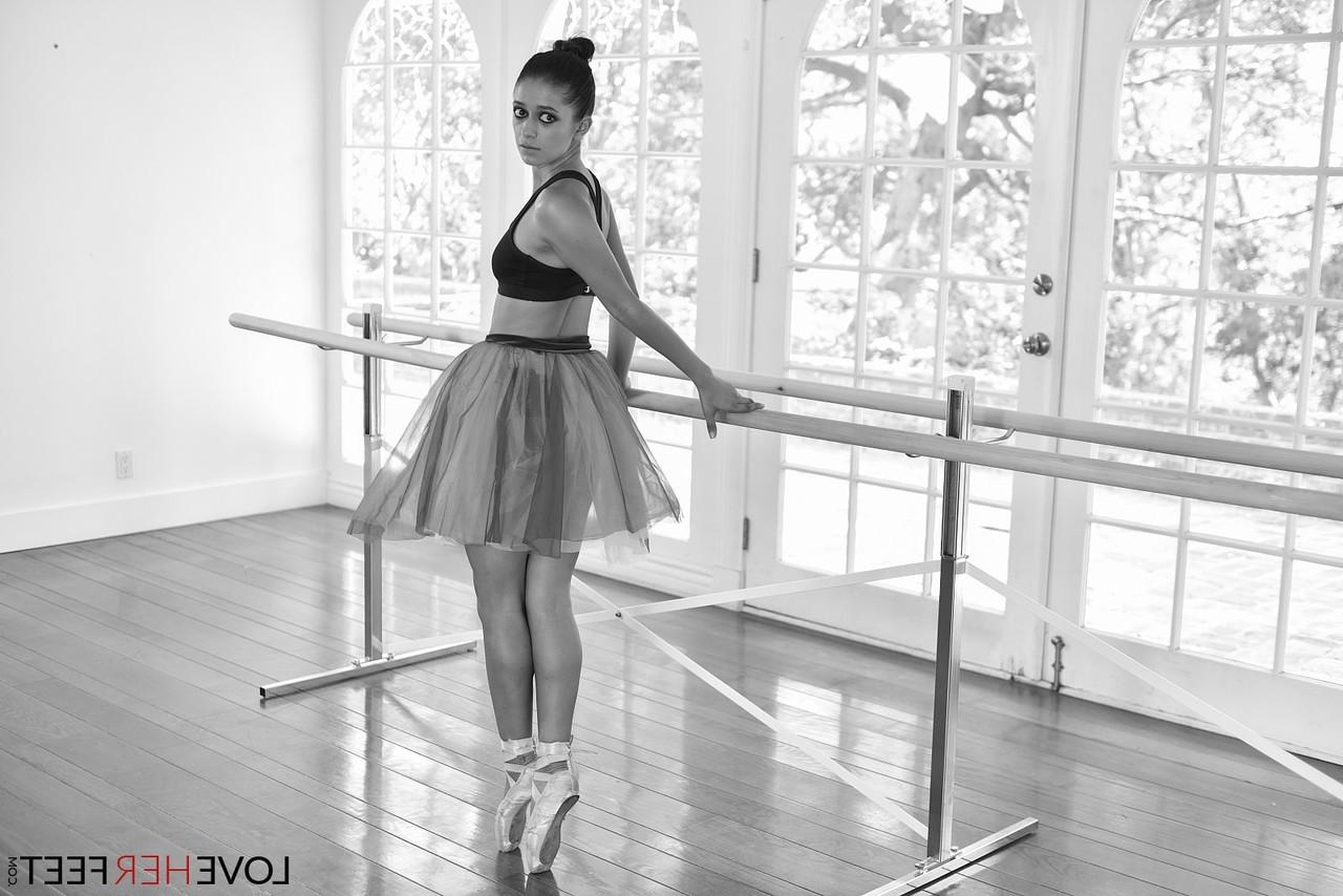 19P Die sexy Ballerina Izzy Bell gibt einen tollen Footjob und reitet ihren Lehrer