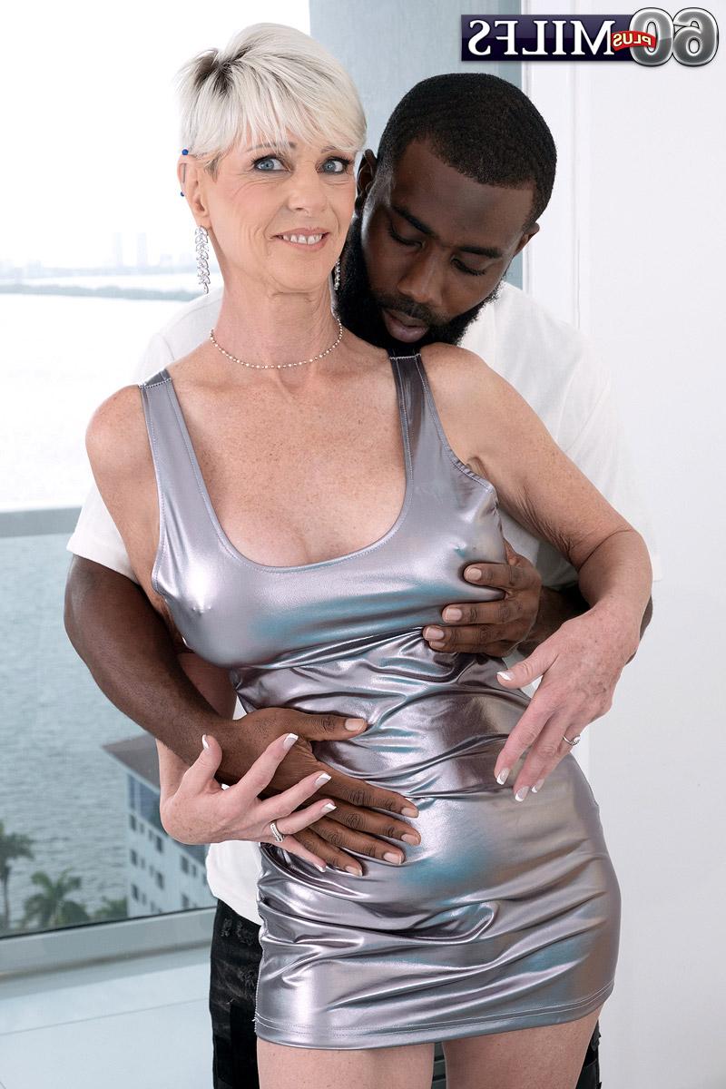 16P La rubia platino mayor Foxxxy Darlin tiene sexo interracial con un hombre más joven
