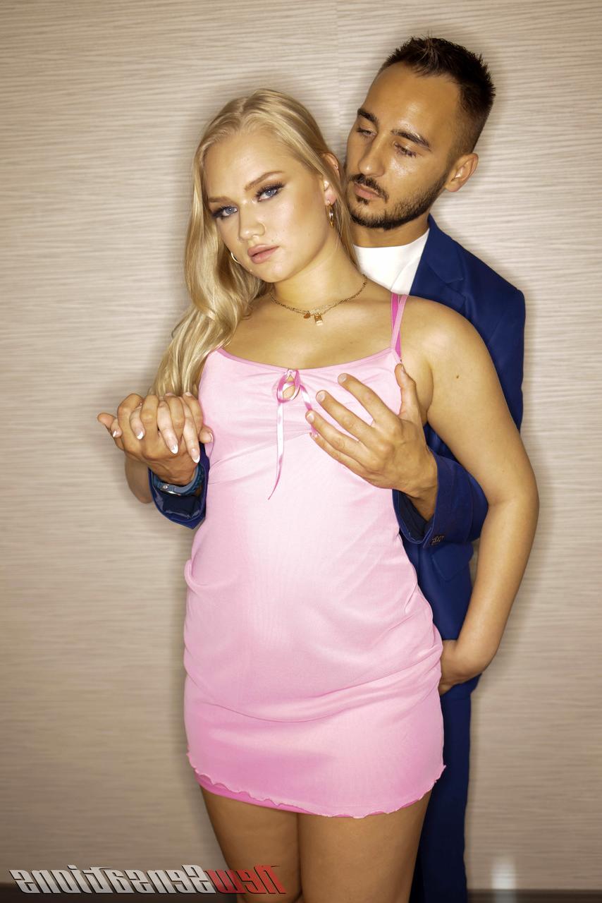 20P Die kurvige blonde Ehefrau Harley King wird auf allen Vieren im Doggystyle gefickt