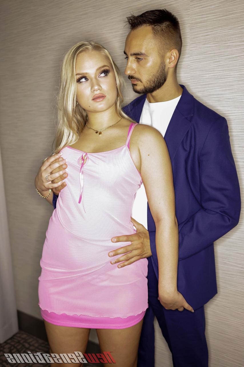 20P Die kurvige blonde Ehefrau Harley King wird auf allen Vieren im Doggystyle gefickt