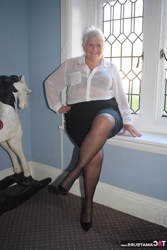 20P BBW rubia mayor se quita la ropa de oficina antes de masturbarse con un consolador