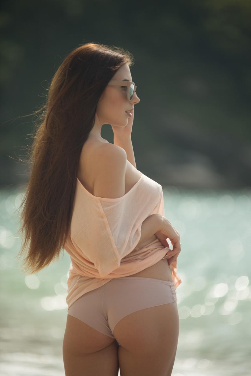 10P A modelo peituda Niemira mostra seus mamilos sensuais enquanto se molha no mar