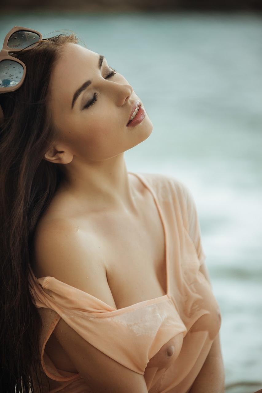 10P A modelo peituda Niemira mostra seus mamilos sensuais enquanto se molha no mar