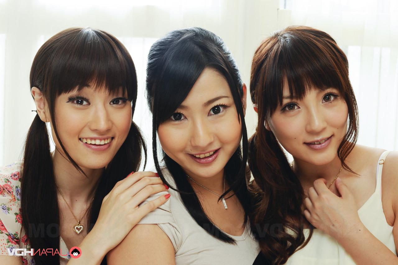 15P Três lésbicas japonesas ficam totalmente nuas ao mesmo tempo