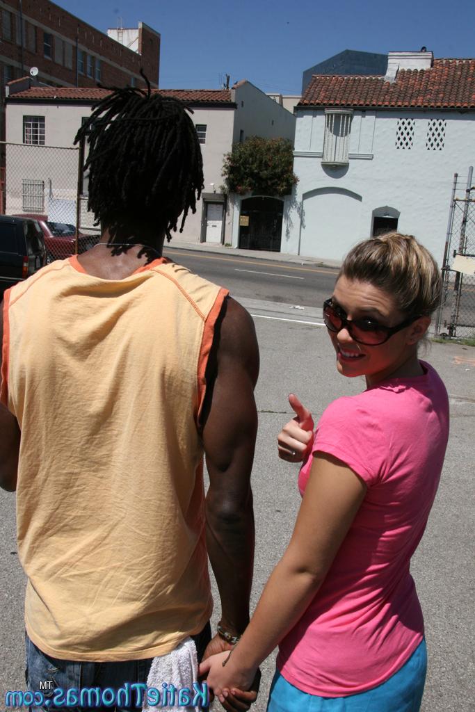 20P A ninfomaníaca americana Katie Thomas transa com um pau do gueto negro e faz um tratamento facial