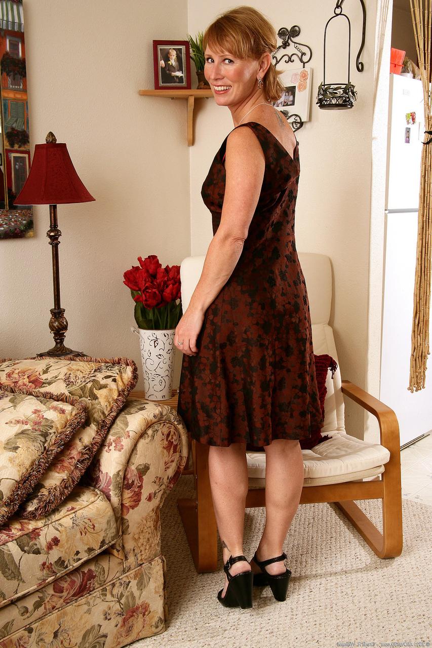 20P Cheyanne amadora madura fica nua e mostra sua gostosa buceta MILF de perto