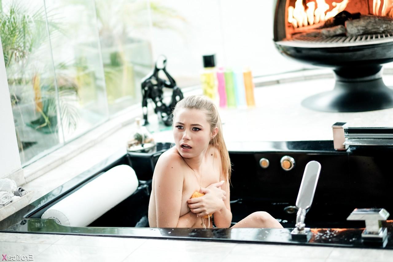 15P La jeune blonde Carolina Sweets et son demi-frère baisent à côté d'une baignoire encastrée.