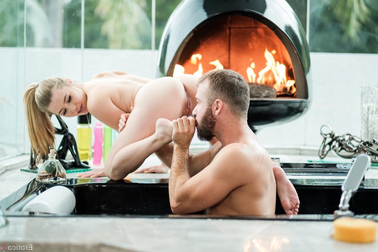 15P La jeune blonde Carolina Sweets et son demi-frère baisent à côté d'une baignoire encastrée.