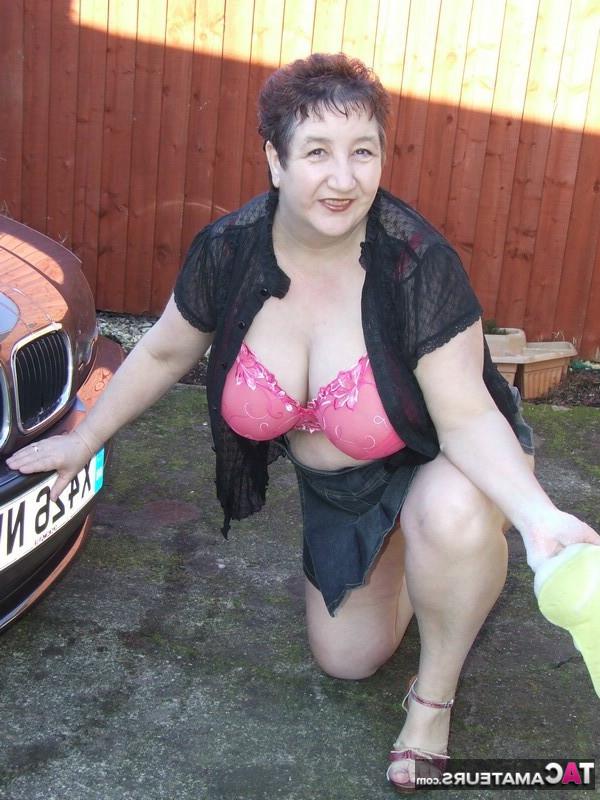 20P La grosse vieille dame Kinky Carol dévoile ses gros seins tout en se savonnant pendant un lavage de voiture.