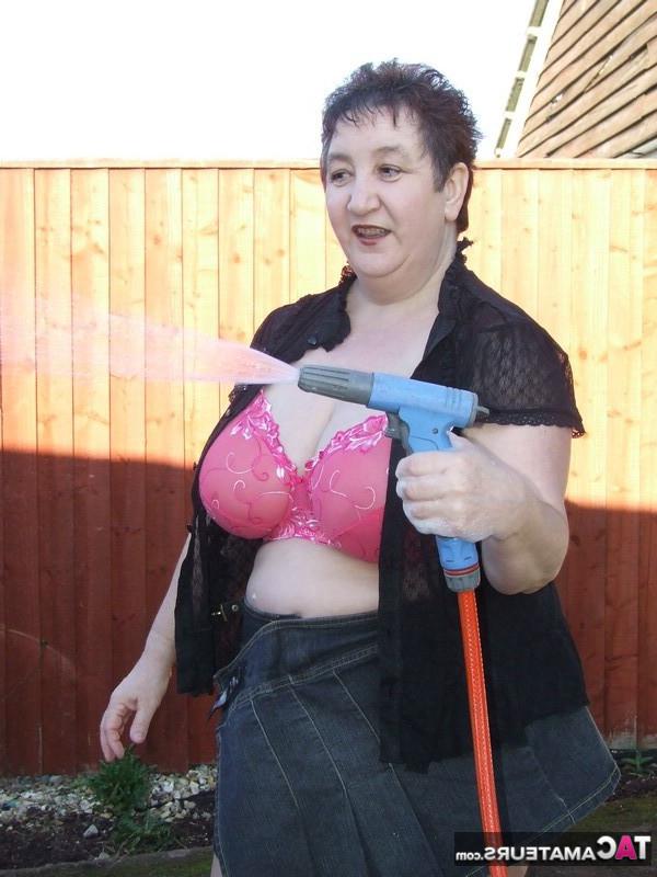 20P La grosse vieille dame Kinky Carol dévoile ses gros seins tout en se savonnant pendant un lavage de voiture.