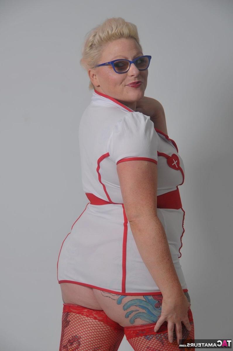 16P Loira grossa com tatuagens Mollie Foxxx muda de roupa durante a ação SFW