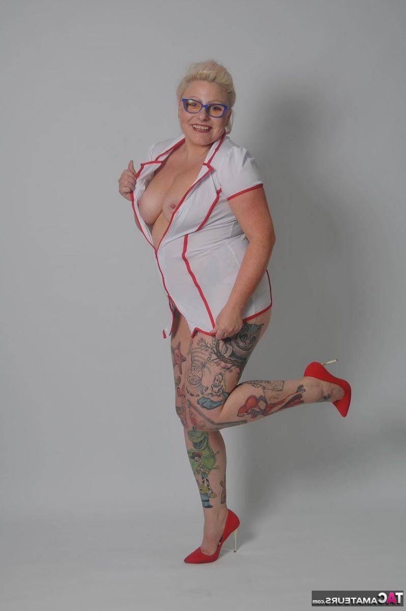 16P Loira grossa com tatuagens Mollie Foxxx muda de roupa durante a ação SFW