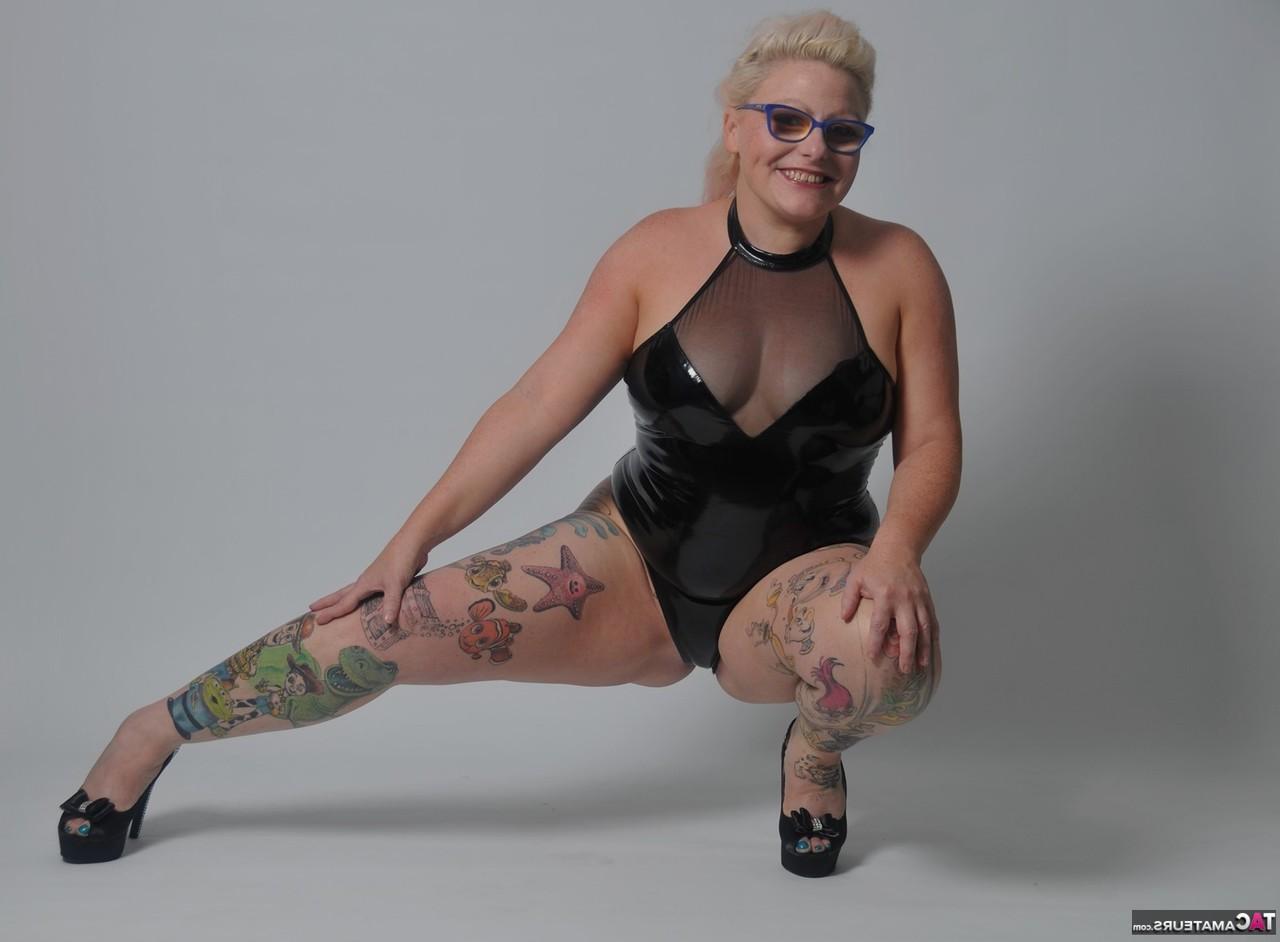 16P Loira grossa com tatuagens Mollie Foxxx muda de roupa durante a ação SFW