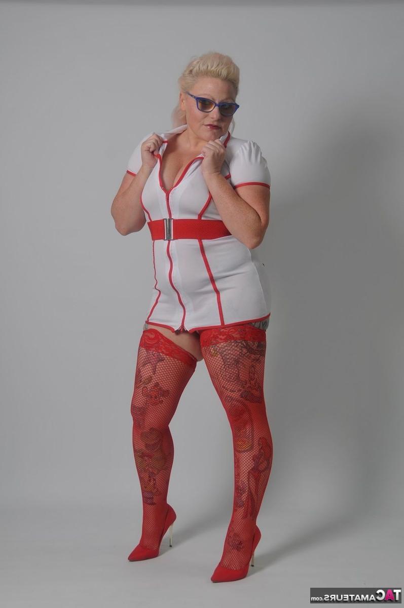 16P Loira grossa com tatuagens Mollie Foxxx muda de roupa durante a ação SFW