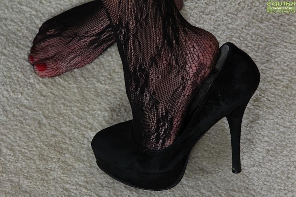 16P CeCe Giovanni, une belle femme italienne vêtue de collants, révèle ses énormes seins de MILF.