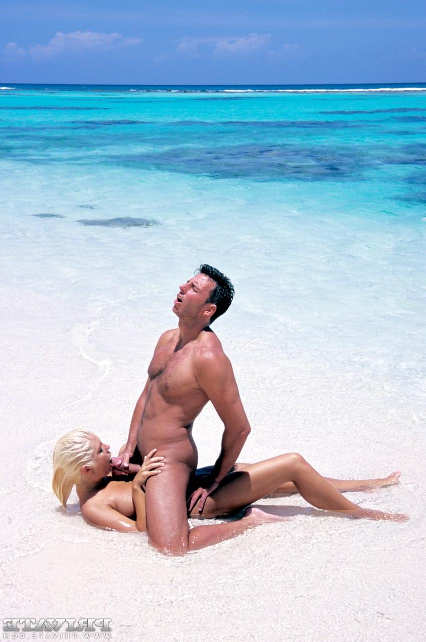 12P Die platinblonde MILF Angelica Bright geht am tropischen Strand von der Muschi zum Mund