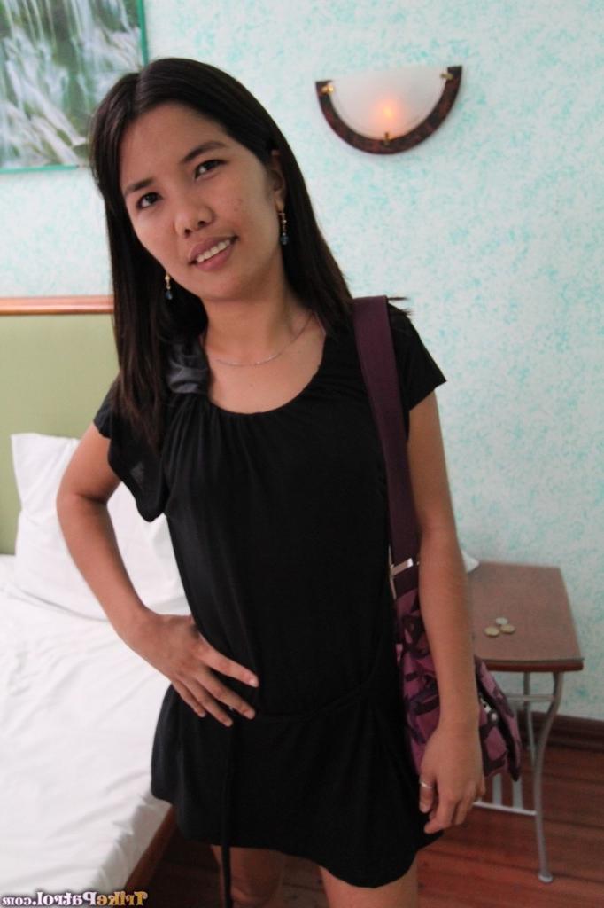 18P Mulher filipina com buceta raspada engasga profundamente com um turista sexual em um motel