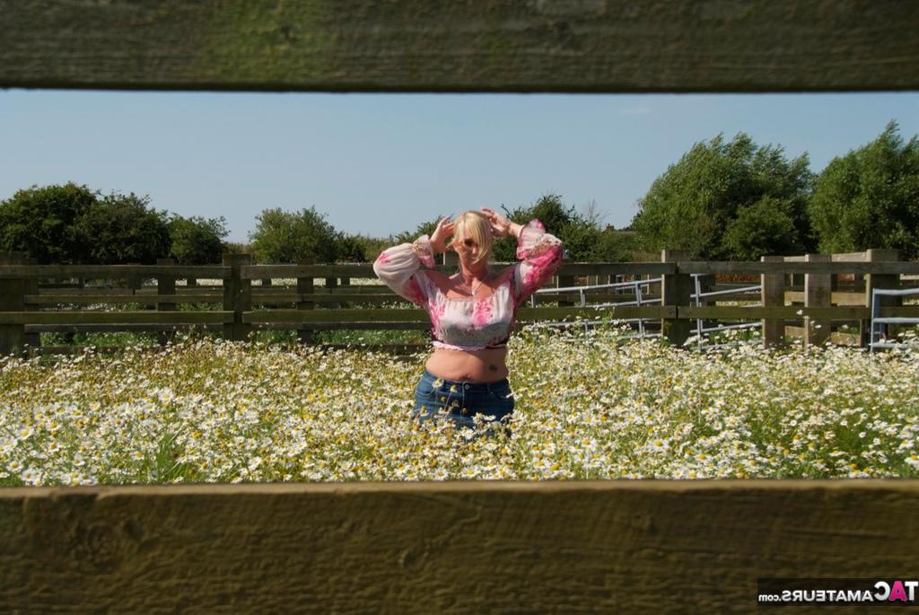 19P Die übergewichtige Blondine Melody entblößt ihre großen Brüste in einem Feld voller wilder Blumen