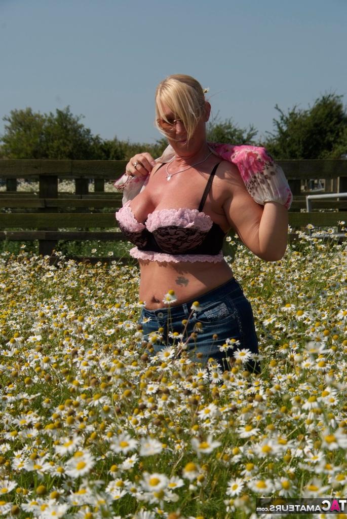 19P Die übergewichtige Blondine Melody entblößt ihre großen Brüste in einem Feld voller wilder Blumen