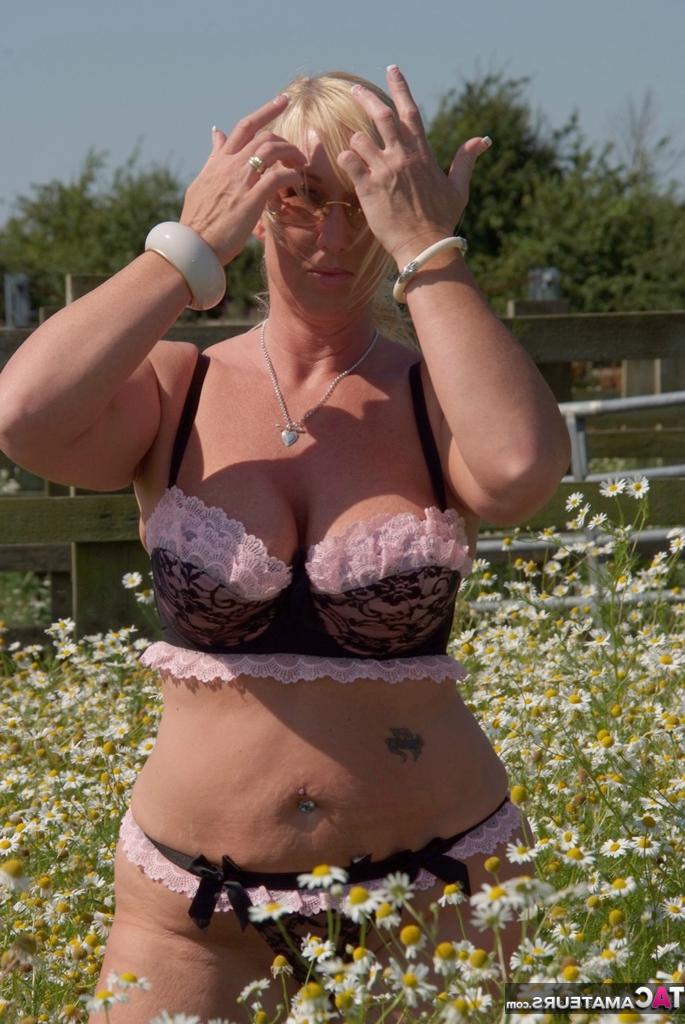 19P Die übergewichtige Blondine Melody entblößt ihre großen Brüste in einem Feld voller wilder Blumen