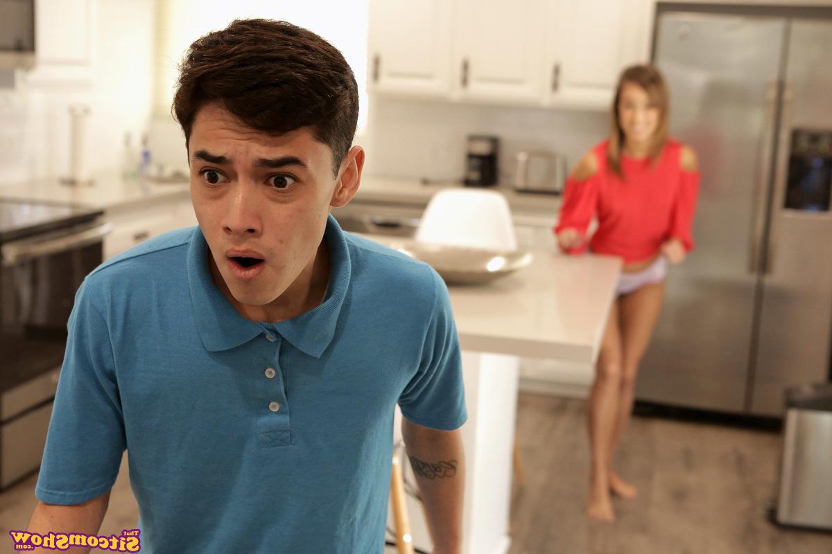 16P Christy Love muestra su pecho casi plano mientras seduce a su hermanastro