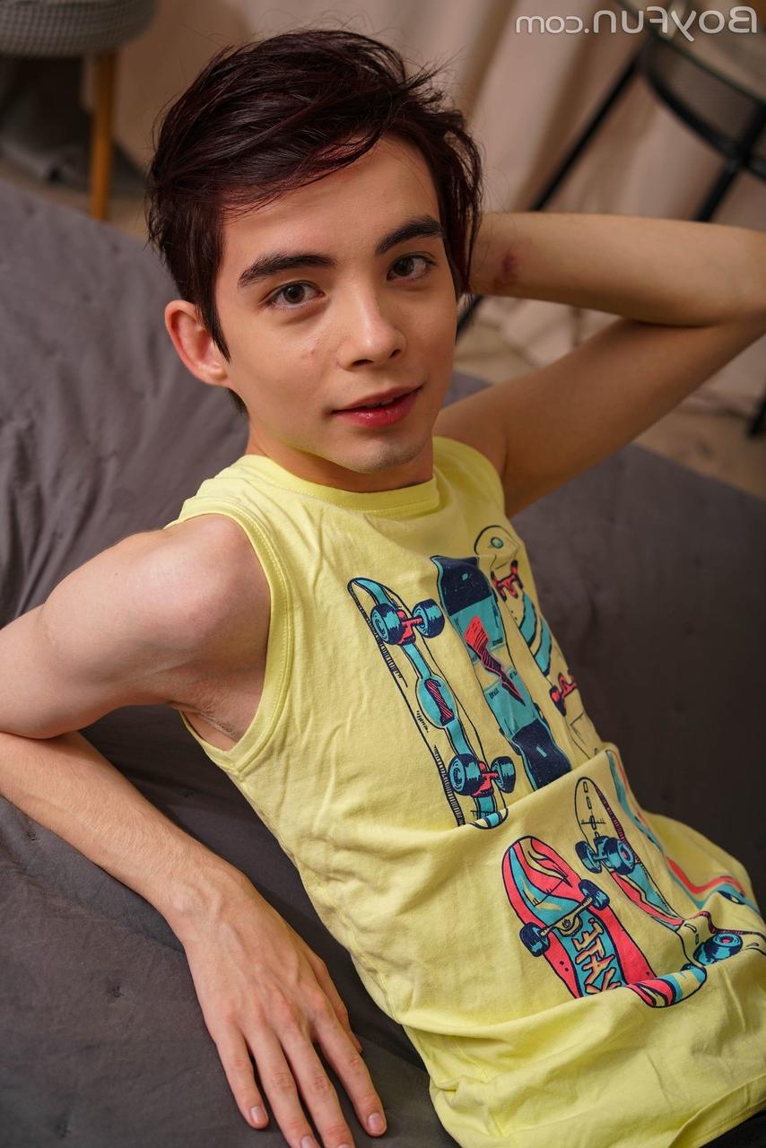20P Skinny twink Al Keit shows off his suckable big balls while jerking off