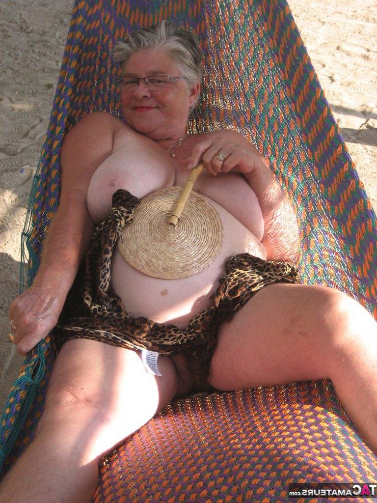 20P La obesa nan Girdle Goddess descubre sus grandes tetas y su gorda barriga en una hamaca