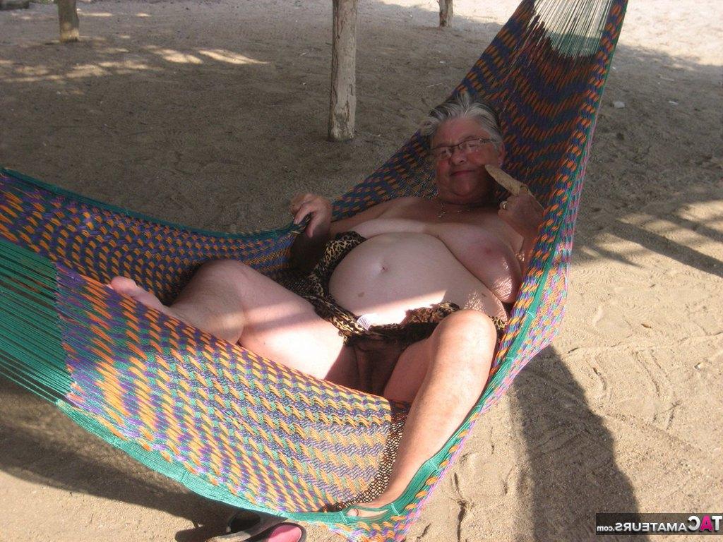 20P La obesa nan Girdle Goddess descubre sus grandes tetas y su gorda barriga en una hamaca