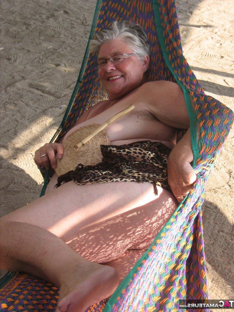 20P La obesa nan Girdle Goddess descubre sus grandes tetas y su gorda barriga en una hamaca