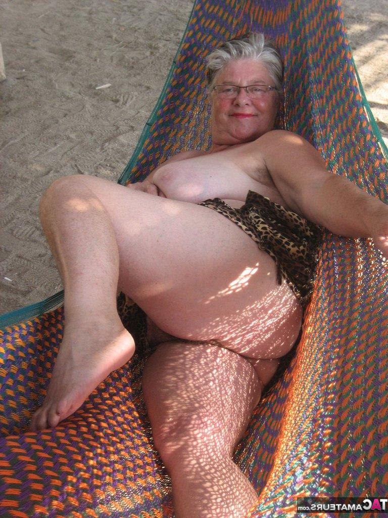 20P La obesa nan Girdle Goddess descubre sus grandes tetas y su gorda barriga en una hamaca