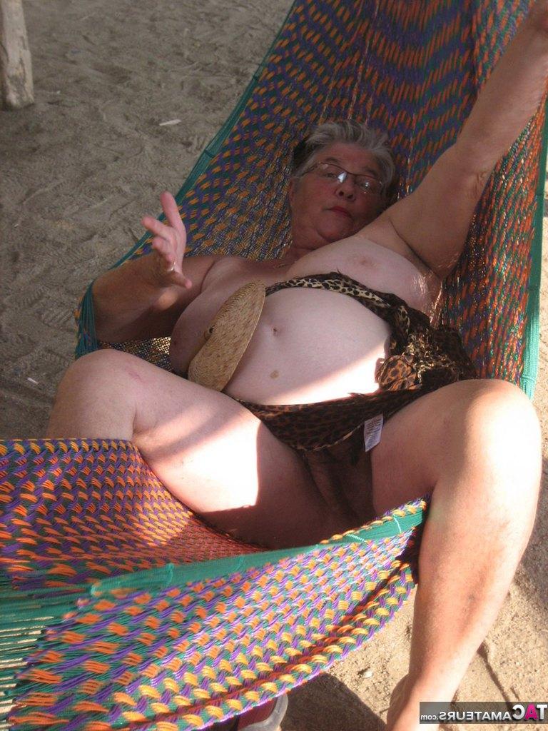20P La obesa nan Girdle Goddess descubre sus grandes tetas y su gorda barriga en una hamaca