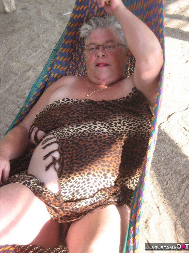 20P La obesa nan Girdle Goddess descubre sus grandes tetas y su gorda barriga en una hamaca