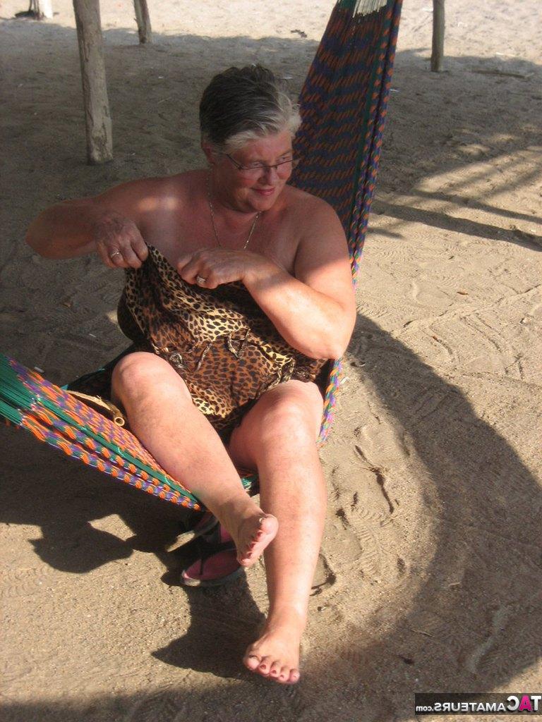 20P La obesa nan Girdle Goddess descubre sus grandes tetas y su gorda barriga en una hamaca