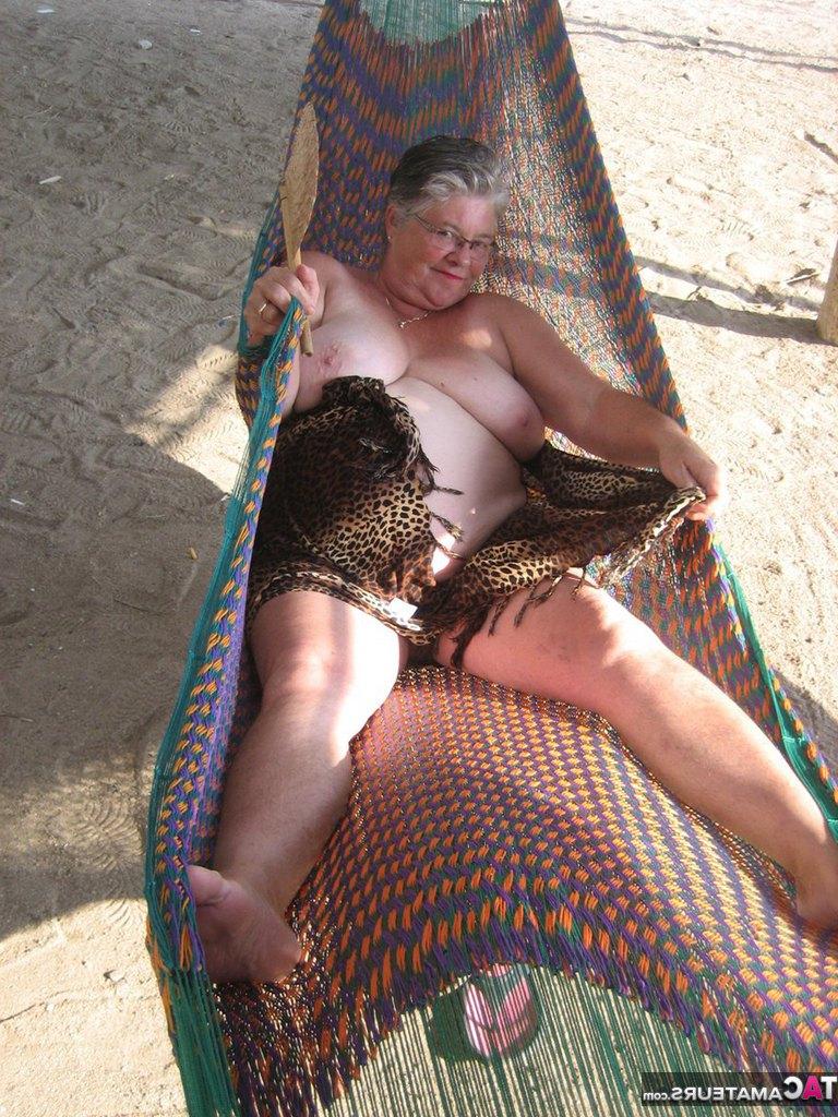 20P La obesa nan Girdle Goddess descubre sus grandes tetas y su gorda barriga en una hamaca