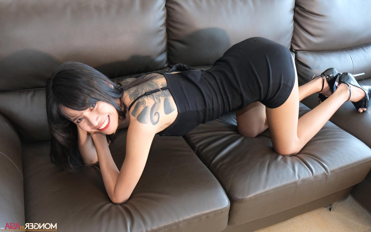 18P Parawisa, maman asiatique maigre, se déshabille et montre ses petits seins, son gros cul et sa chatte chauve.