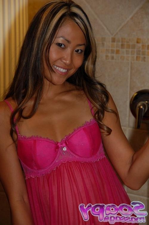 16P Masseuse asiatique souriante enlevant sa lingerie et écartant sa chatte serrée