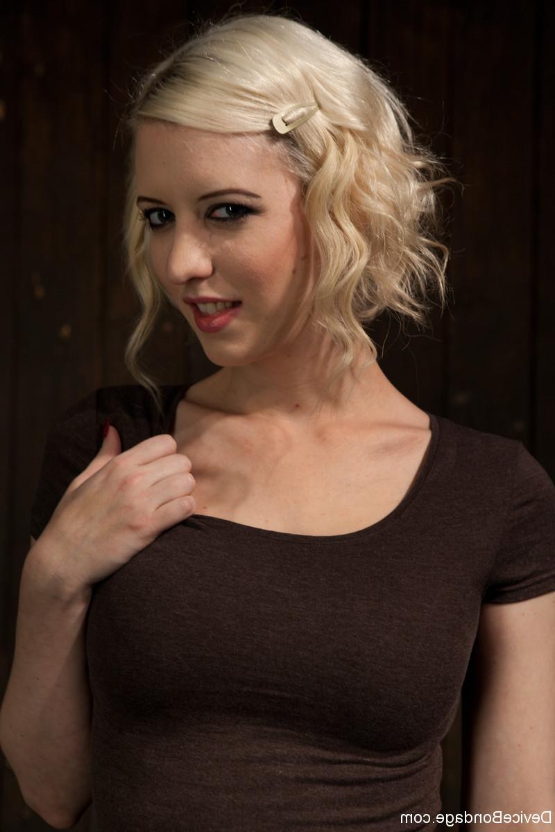 20P Das blonde Babe Cherry Torn bekommt nach einem harten Schwanzfick in Metall-Bondage eine Gesichtsbehandlung