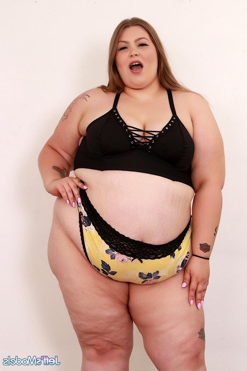 20P Safada gordinha gata Baby Doll BBW mostra seus buracos e fica com tesão