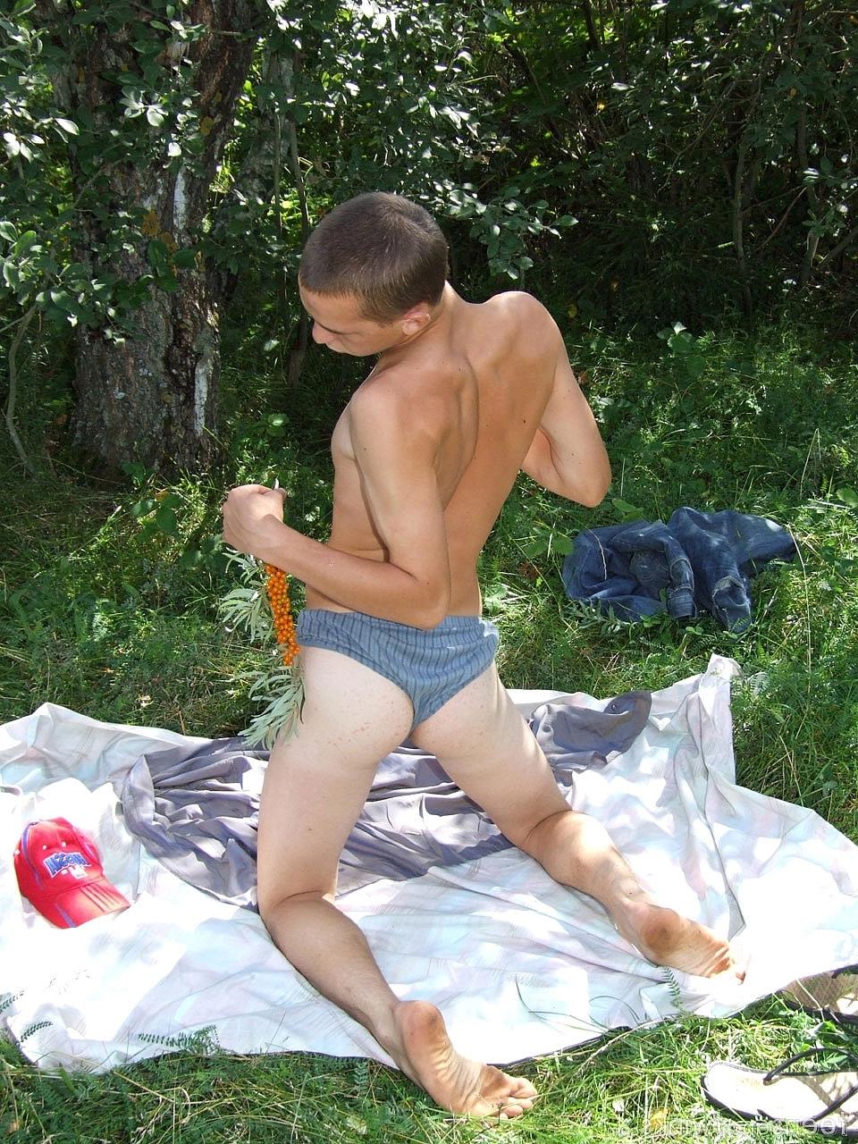 20P Twink magro mostra seu buraco de amor anal apertado e suas bolas peludas ao ar livre