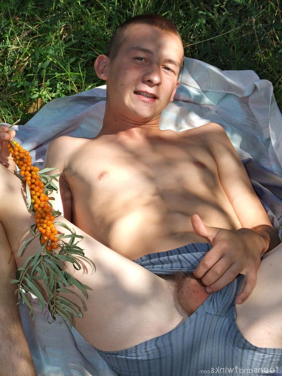 20P Twink magro mostra seu buraco de amor anal apertado e suas bolas peludas ao ar livre