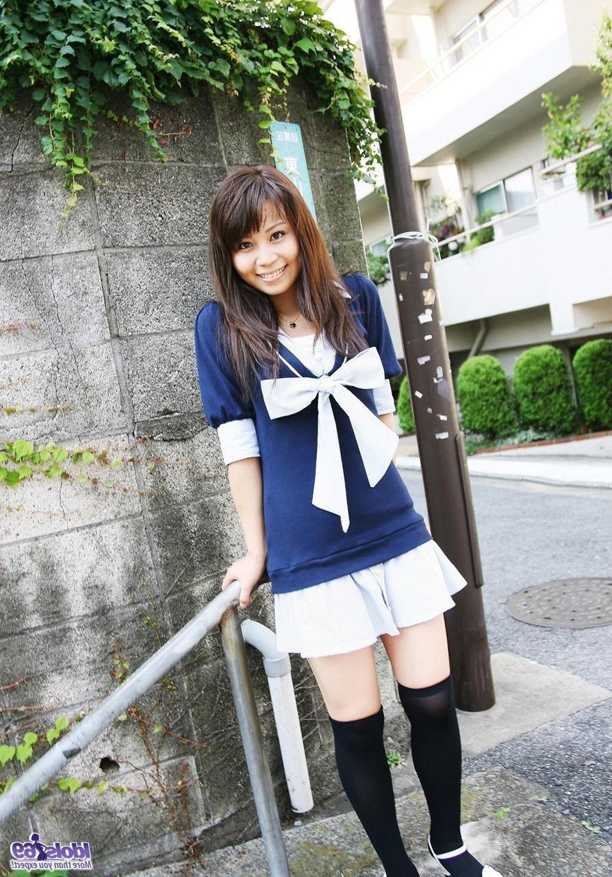 15P A adolescente japonesa Kiyohara brinca em público antes de modelar lingerie em casa