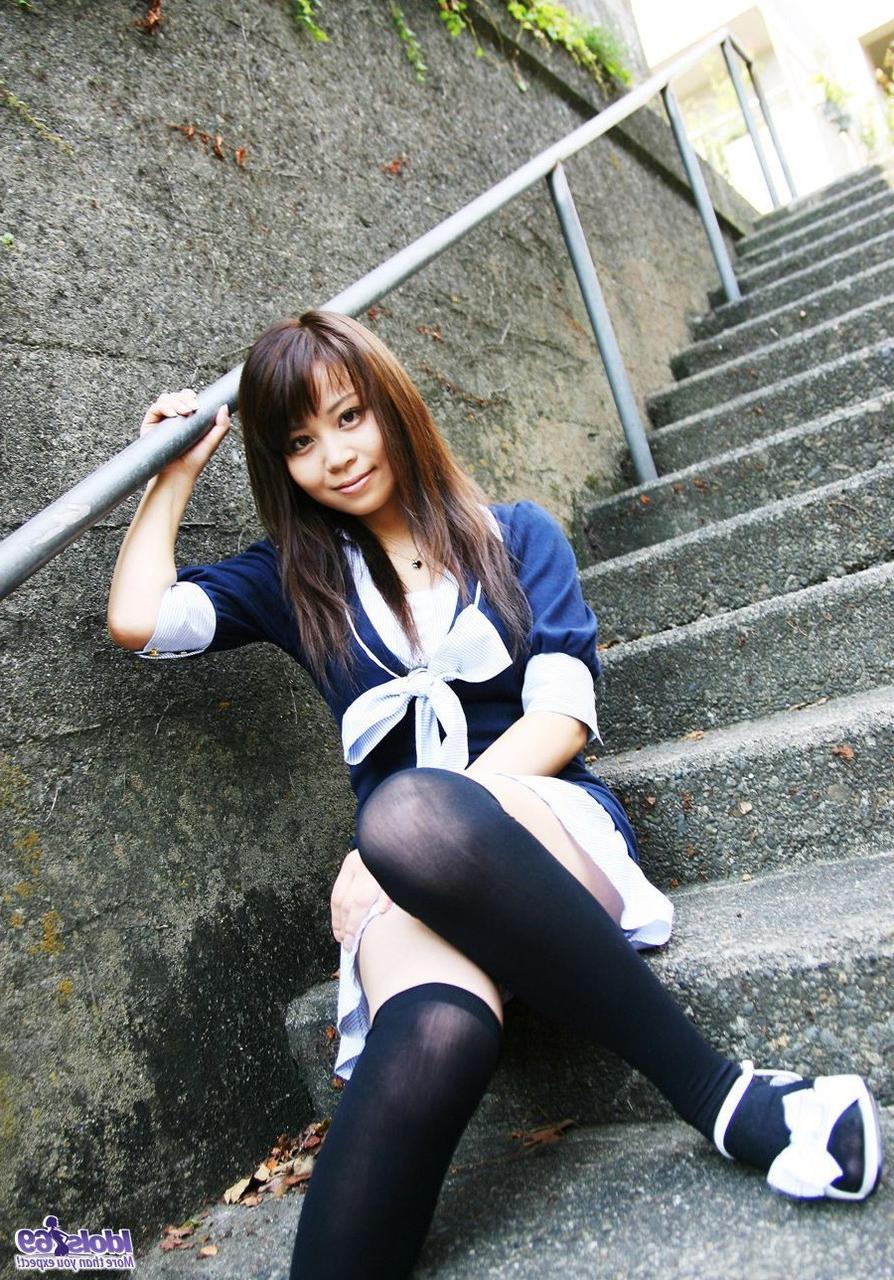15P A adolescente japonesa Kiyohara brinca em público antes de modelar lingerie em casa