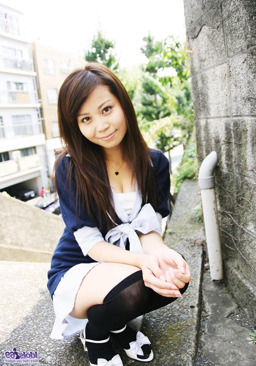 15P A adolescente japonesa Kiyohara brinca em público antes de modelar lingerie em casa