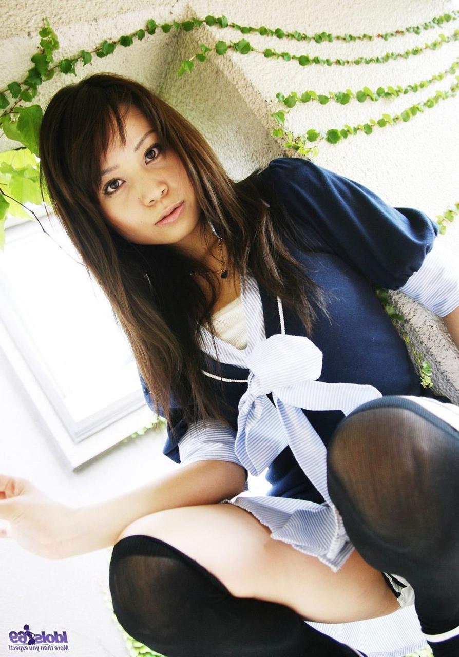 15P A adolescente japonesa Kiyohara brinca em público antes de modelar lingerie em casa