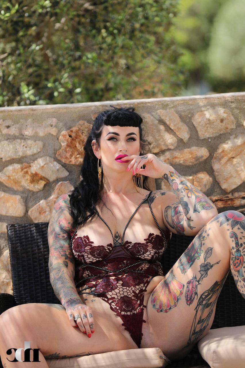 20P La beauté potelée Cherrie Pie montre ses courbes tatouées sexy et ses gros seins à l'extérieur.