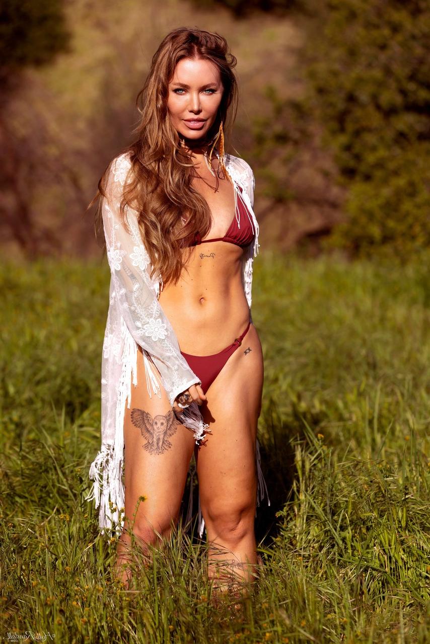 20P Das sexy Babe Nicole Aniston stellt ihren großen Arsch zur Schau, während sie draußen völlig nackt ist