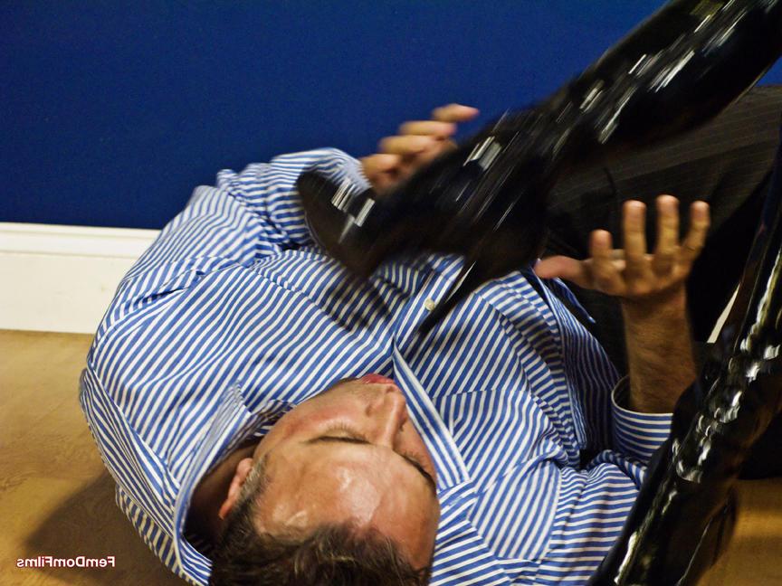 16P La britannique Daisy Rock fait vénérer ses bottes en latex noir pendant un jeu de femdom.