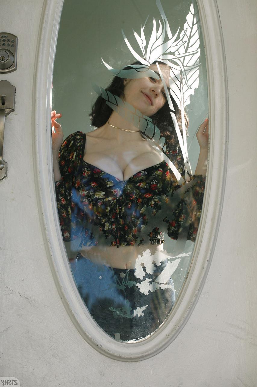 12P Ukrainian babe Giulia Wylde shows off her juicy natural tits & her big ass
